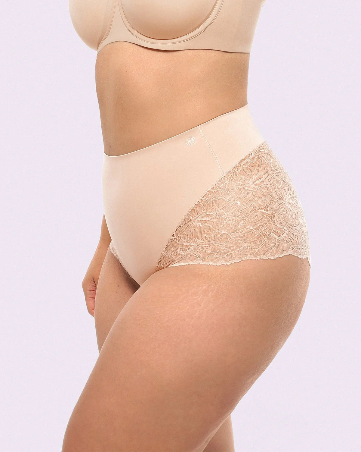 Serene Cove™ | Bare Essentials™ MeshSmooth™ Mid-Waist Panty met kant