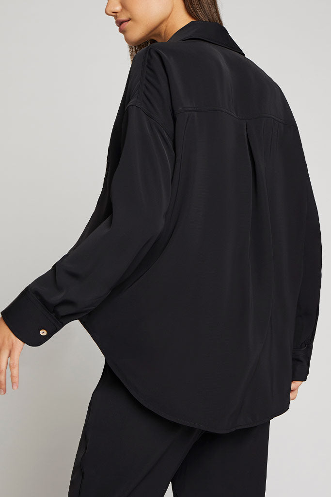 Serene Cove™ | Supreme shirt in zwart