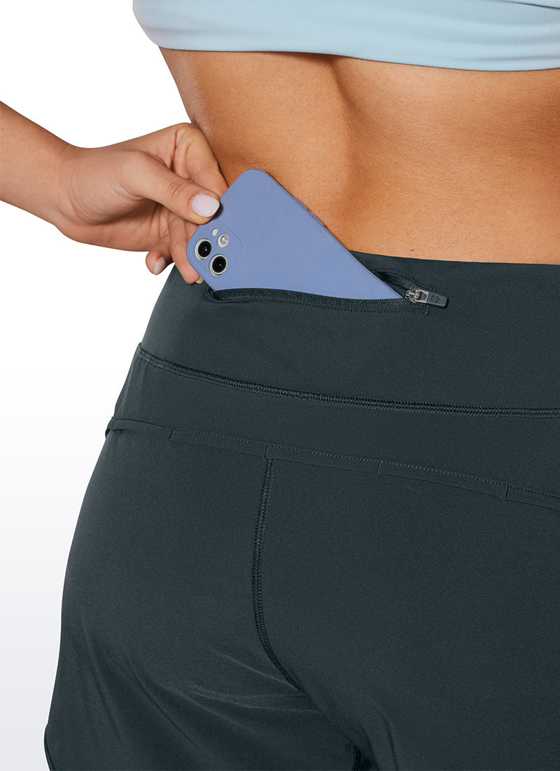 Serene Cove™ | Feathery-Fit Zachte, hoog uitgesneden, gevoerde short met achterzak 4''