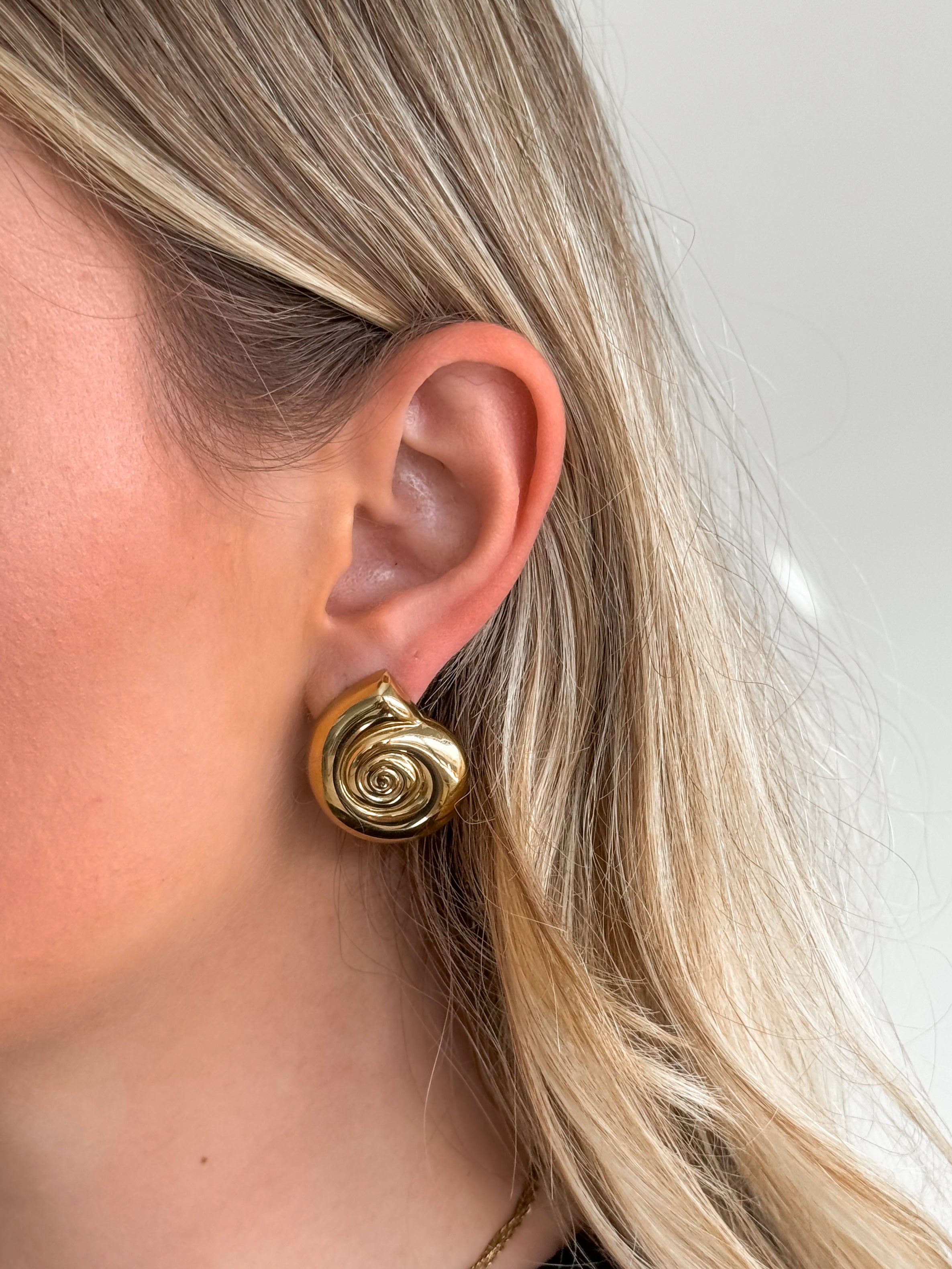 Serene Cove™ | Shelly earrings gold