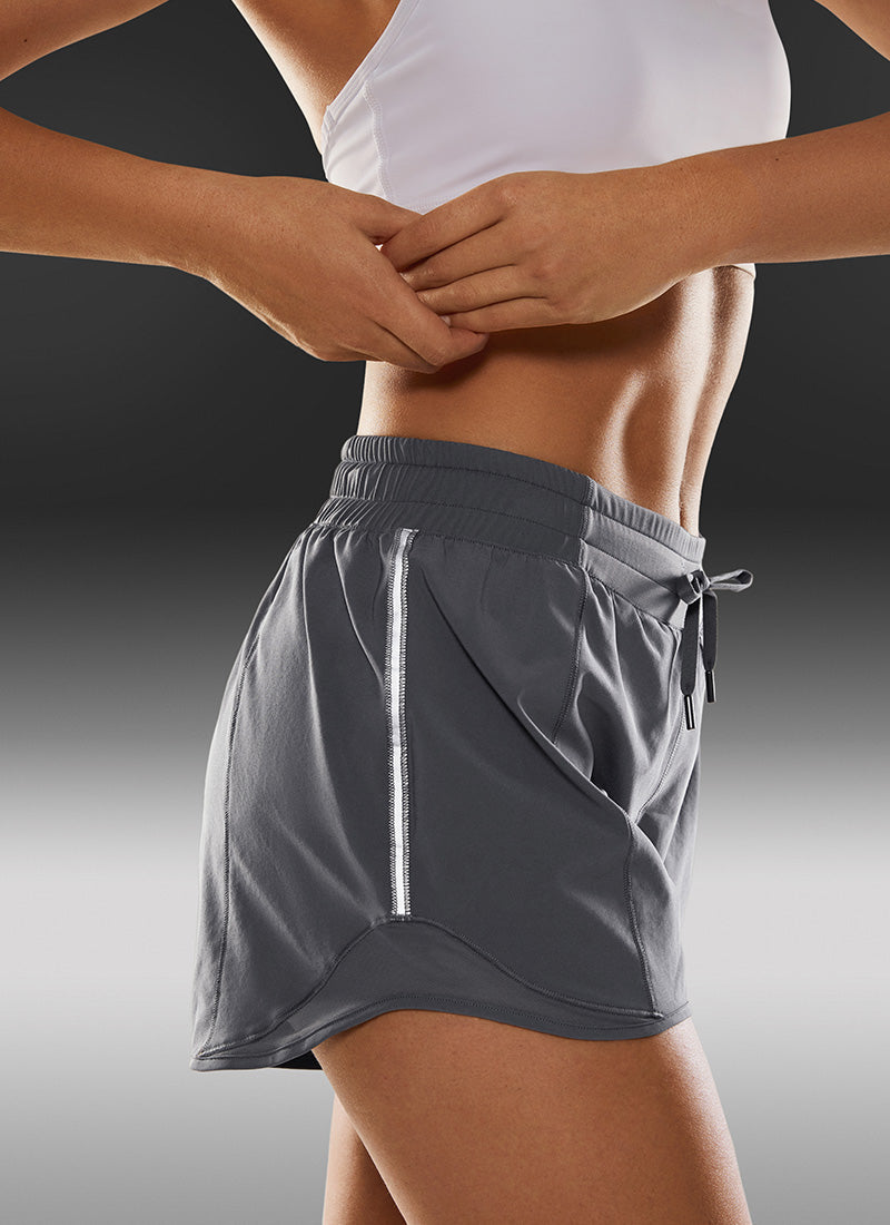 Serene Cove™ | Feathery-Fit Mid-Rise Gevoerde Korte Broek met Koord 4''